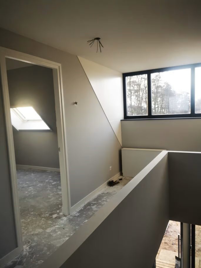 Trappenhuis en overloop van een VvE-complex tijdens binnenschilderwerk